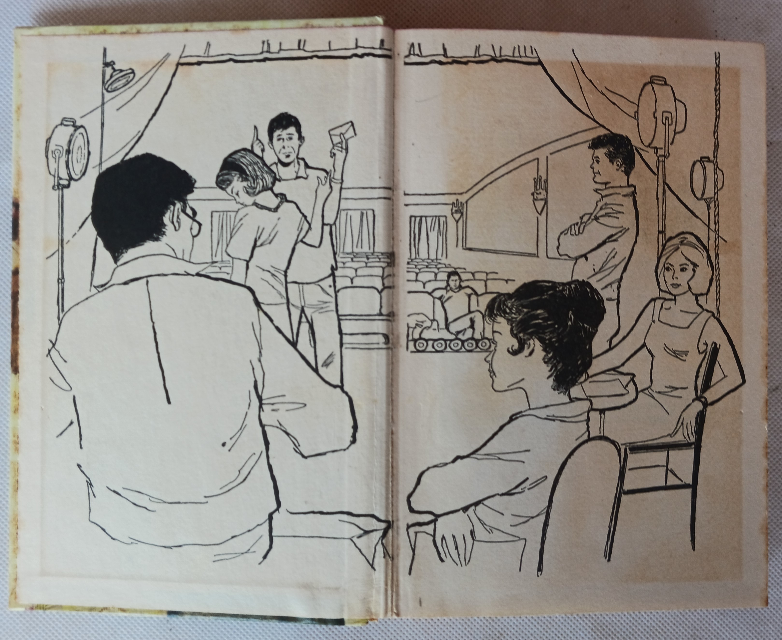 Peggy Goes Straw Hat (Peggy Lane Theater Stories)