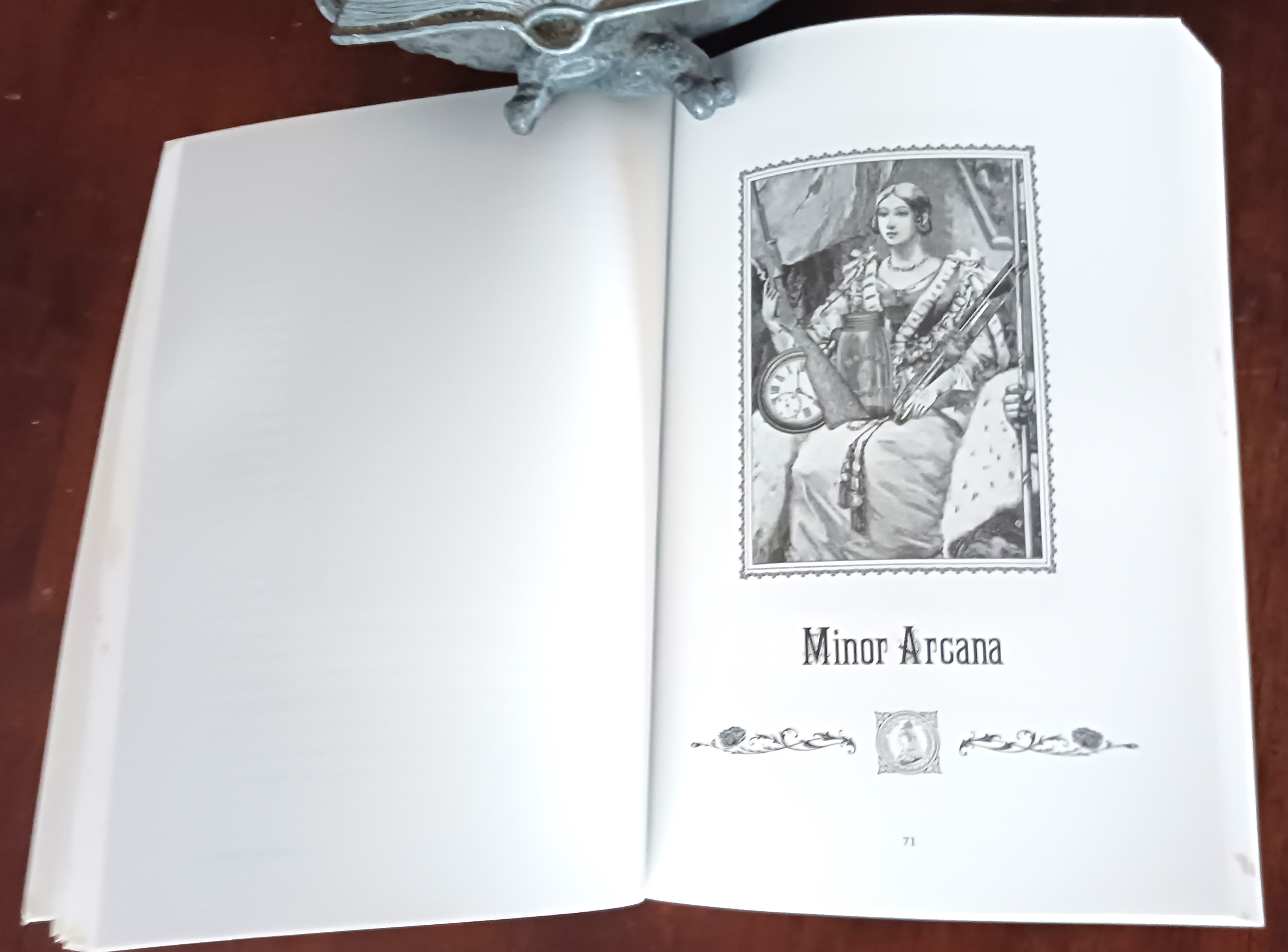 Victoria Regina Tarot Companion