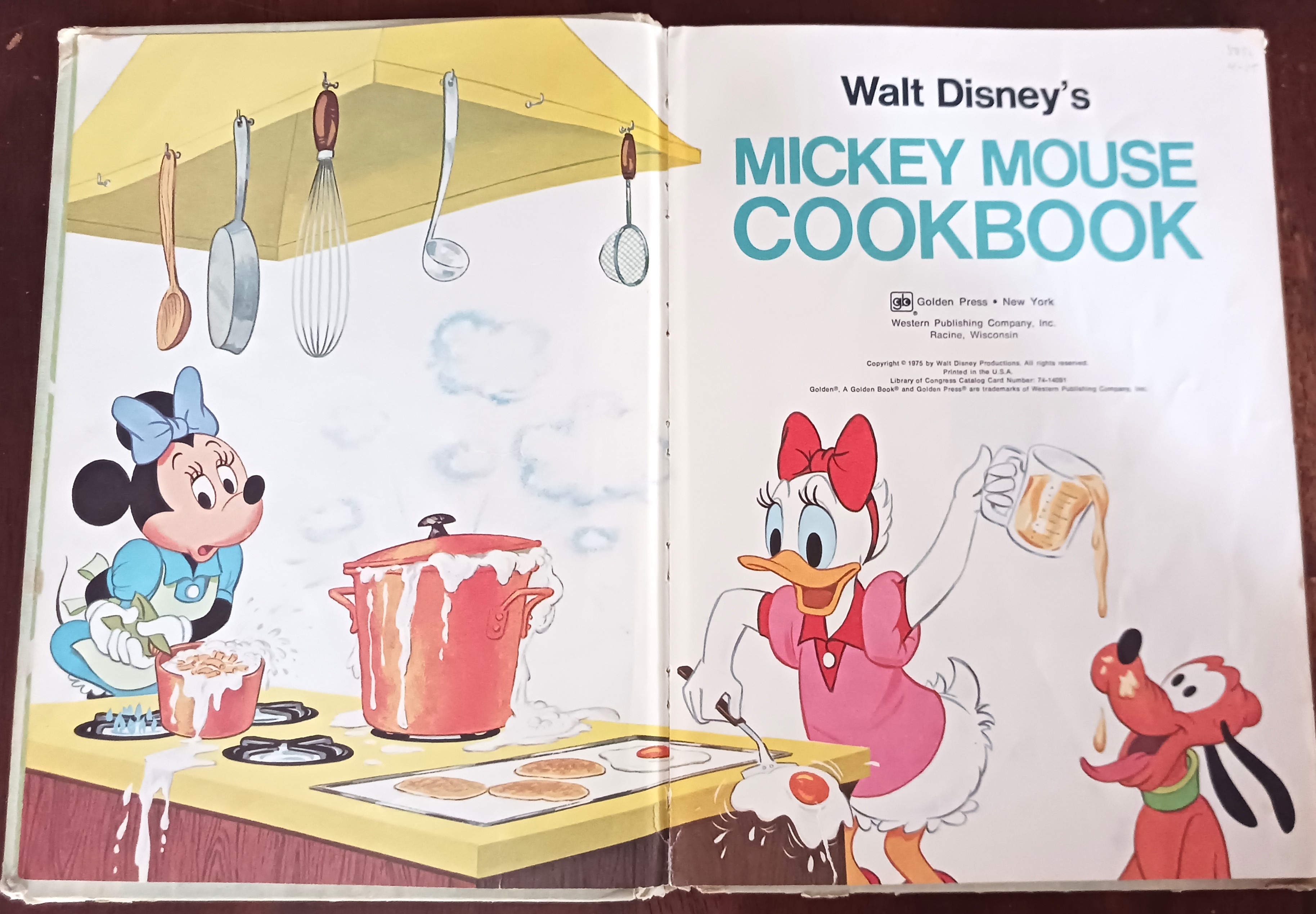 Walt Disney's Mickey Mouse Cookbook: Favorite Recipes from