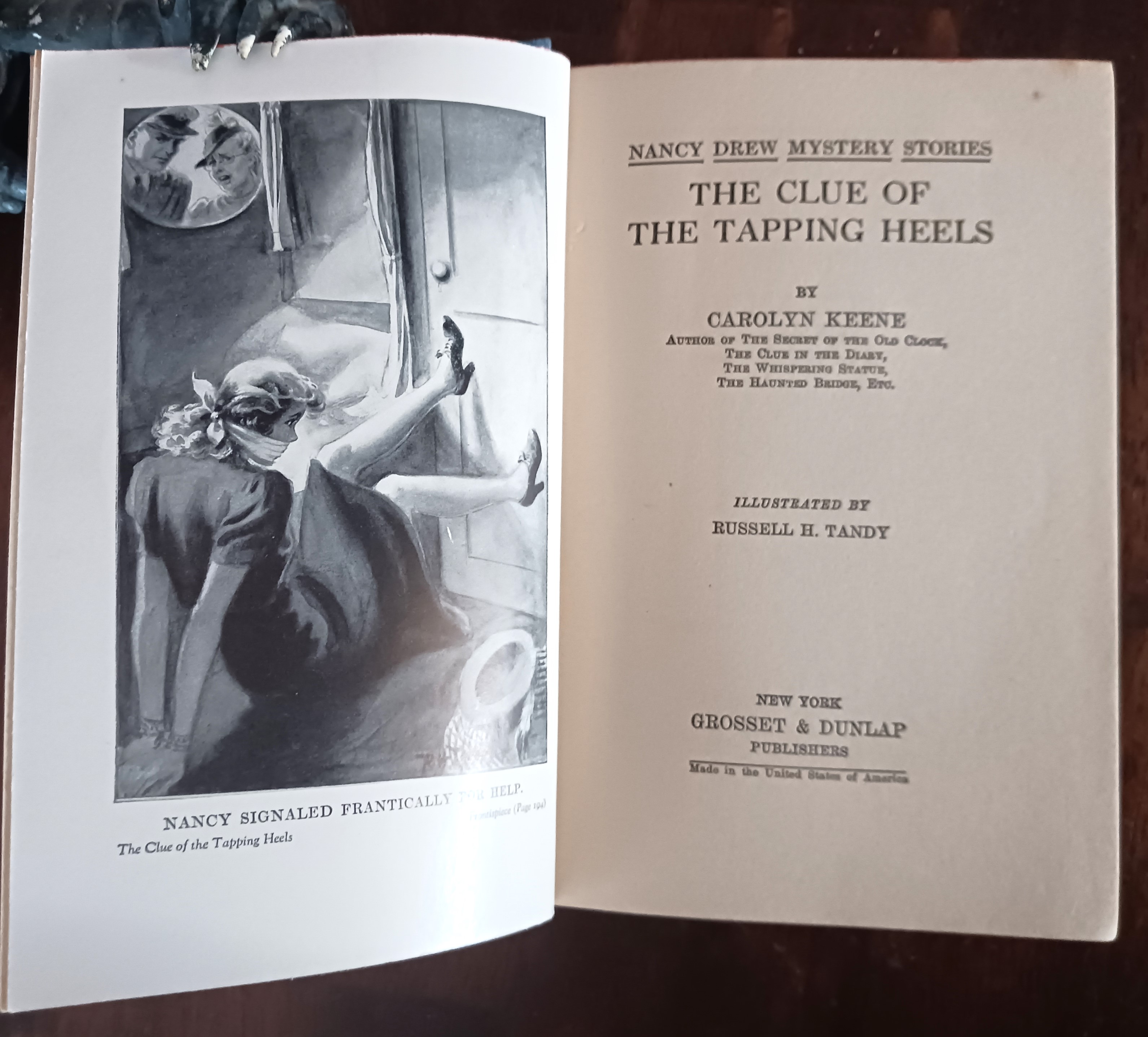 The Clue of the Tapping Heels (Nancy Drew Mystery Stories)