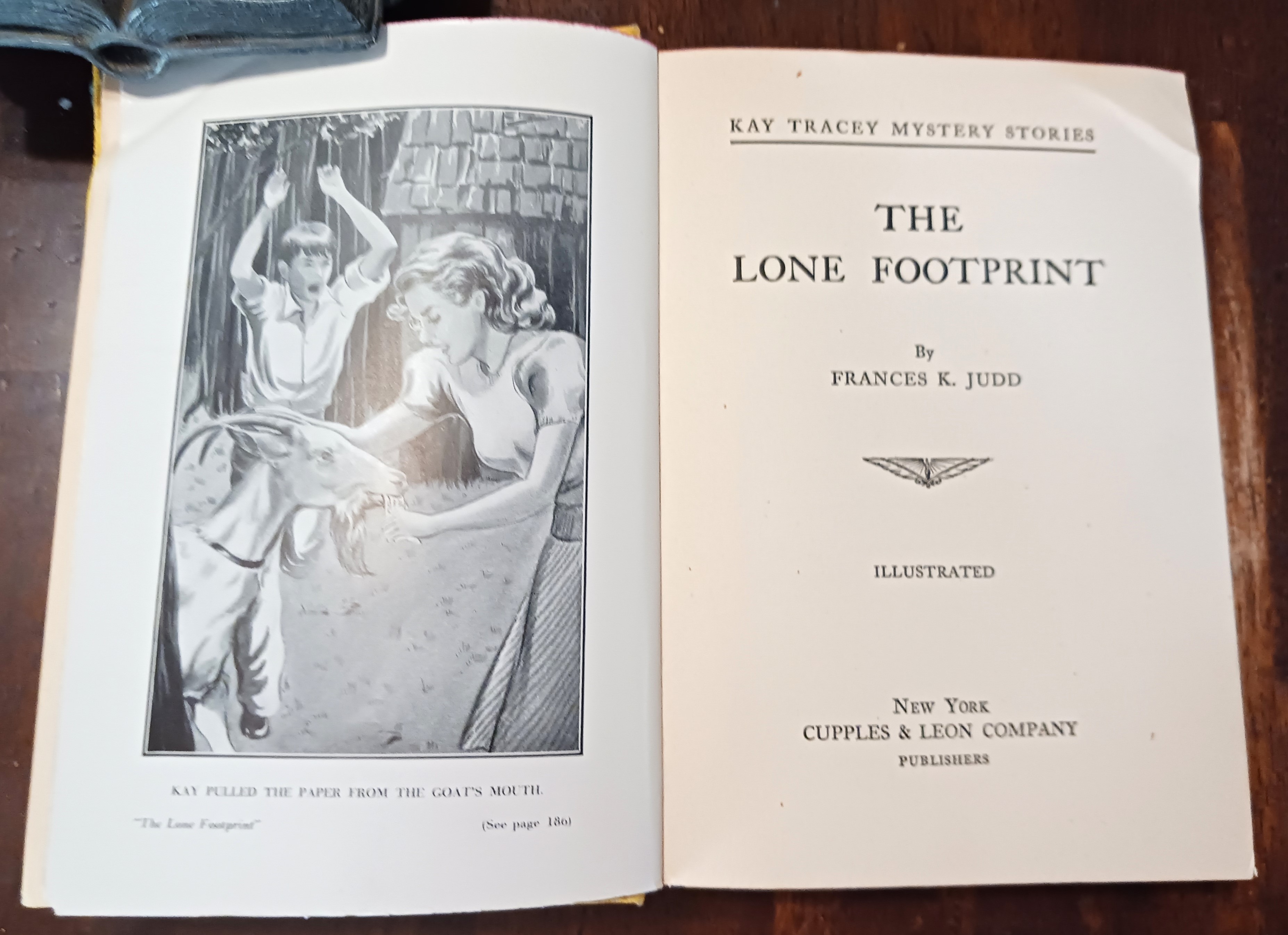 The Lone Footprint (Kay Tracey Mystery Stories)