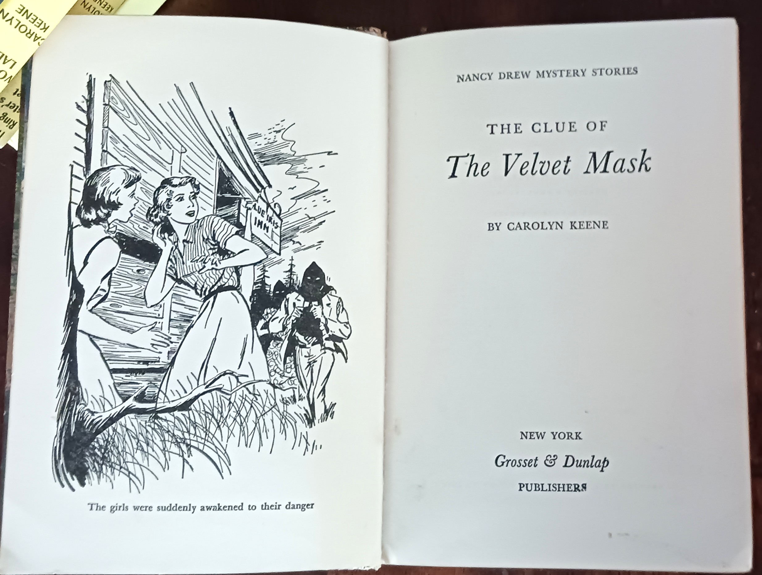The Clue of the Velvet Mask (Nancy Drew Mystery Stories)