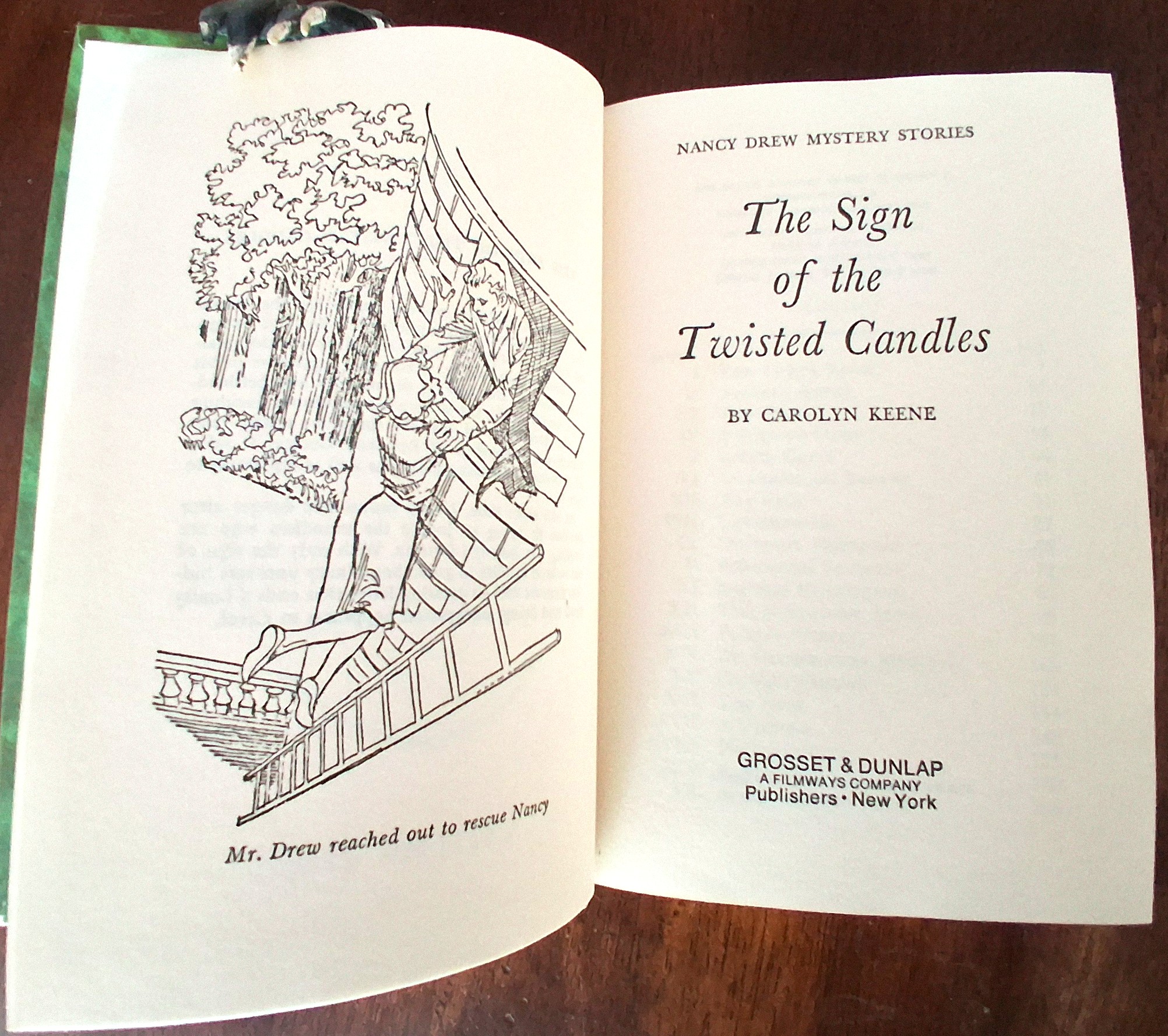 The Sign of the Twisted Candles (Nancy Drew Mystery Stories)